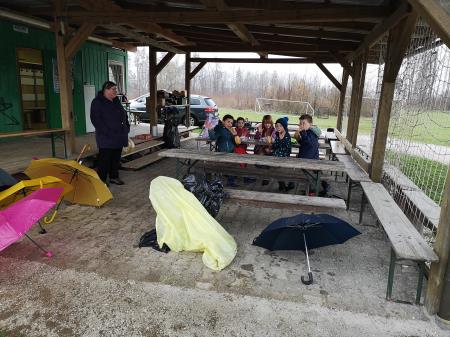 Čiščenje okolice nogometnega igrišča Za žago 